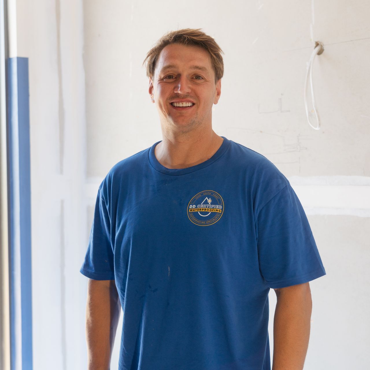 A man wearing a blue t-shirt that says hard rock on it