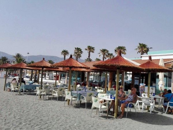 Spaanse rieten parasols voor op het strand en terras voor tropische sfeer