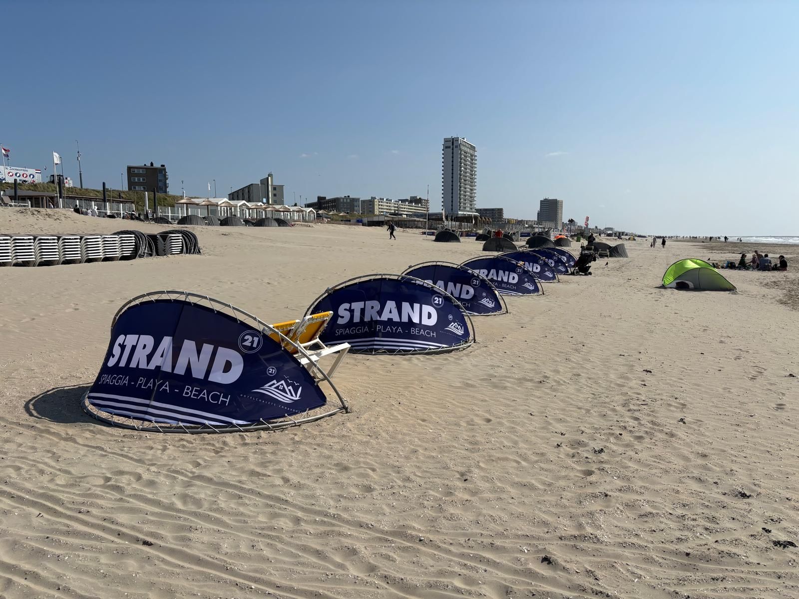 Weer een tevreden klant met Windschermen banaan met eigen logo geleverd voor beachclub Strand 21, Zandvoort