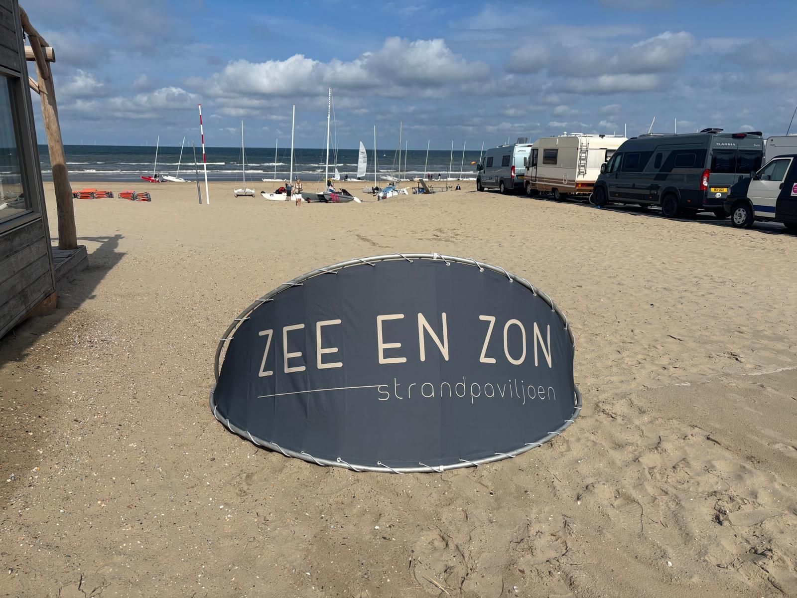 Weer een tevreden klant met Windschermen banaan met eigen logo geleverd. beachclub Zee en Zon, Katwijk aan zee