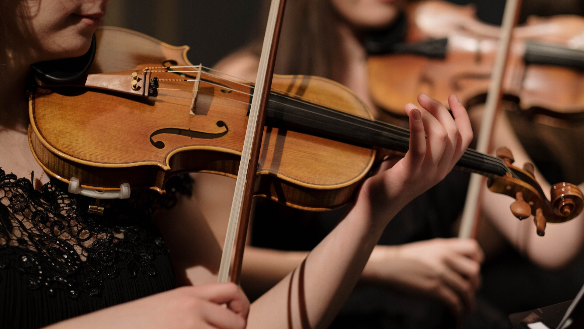 Elyse Fretz playing viola in string trio