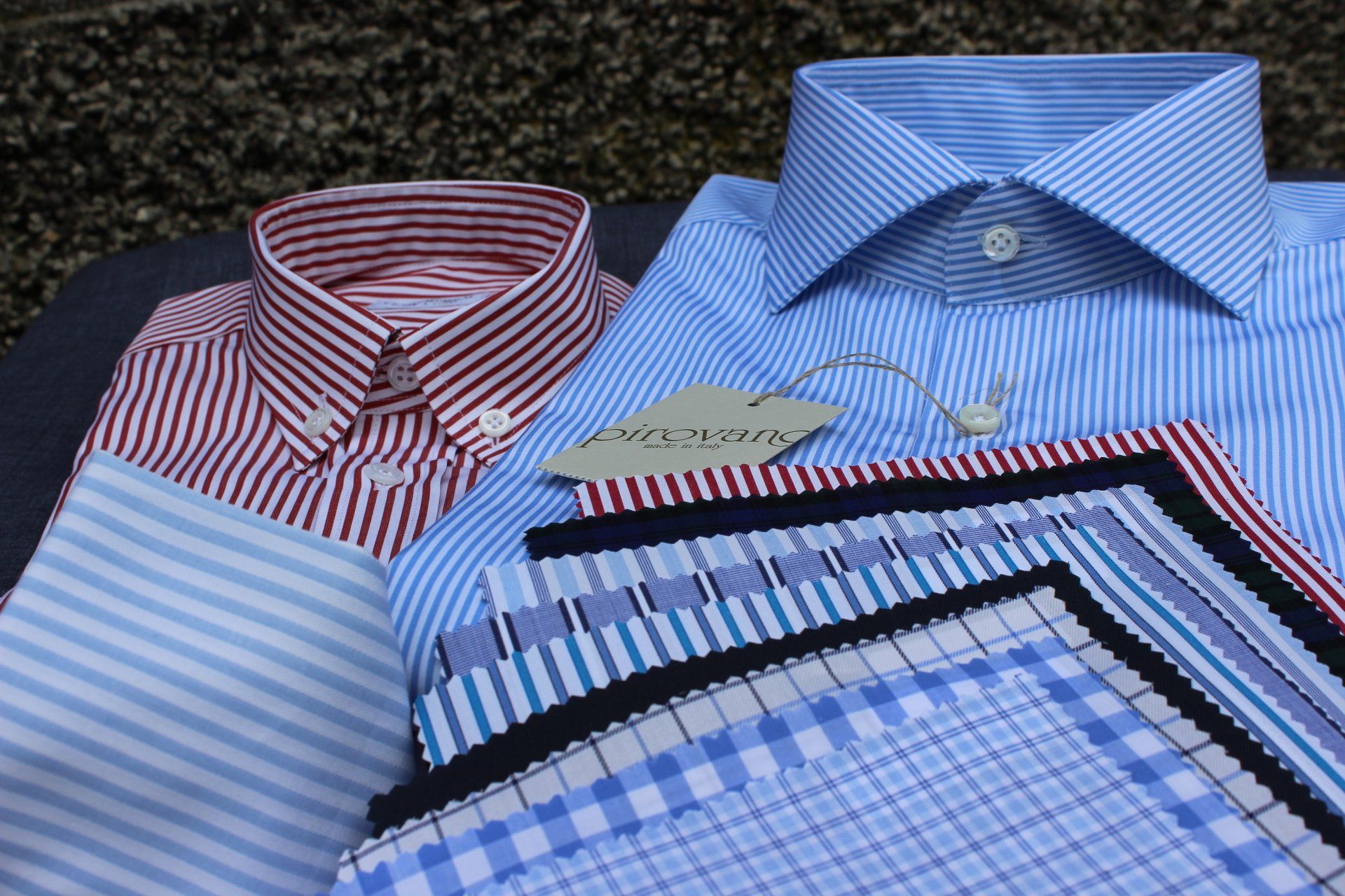 camicia a righe con bottoni nel colletto