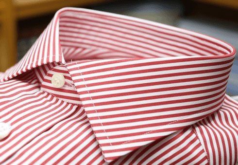 particolare camicia rossa a righe