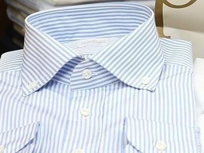 camicia a righe azzurre e bianche