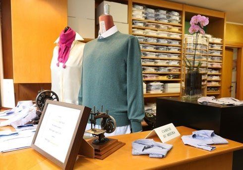 camicia a righe bianca e blu