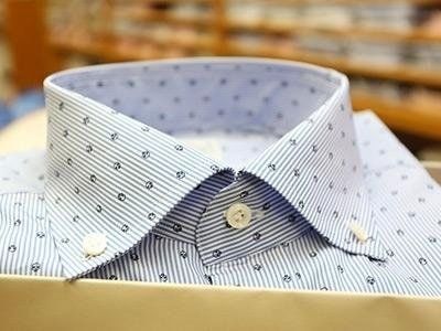 particolare camicia a fantasia