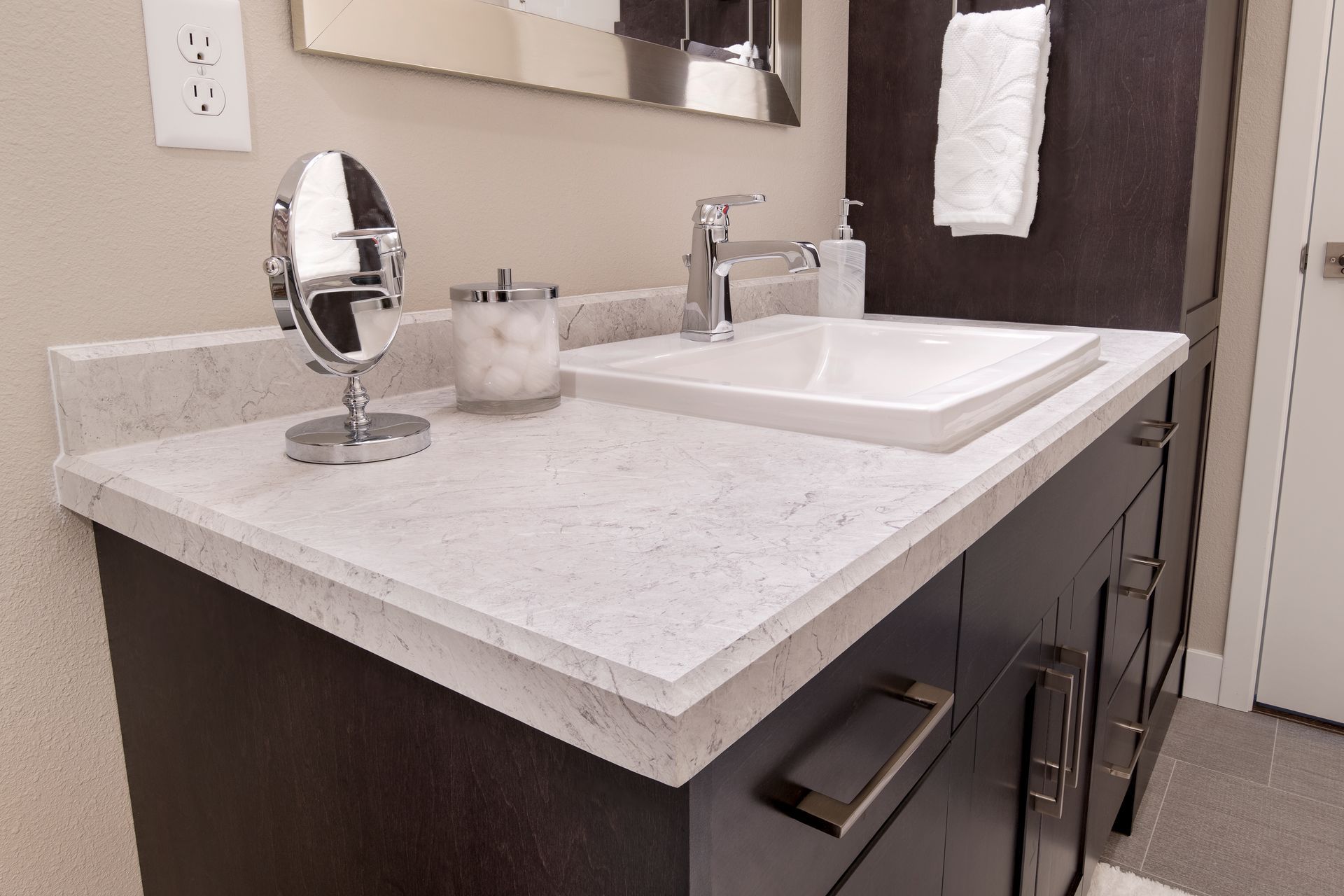 A bathroom with a sink and a mirror on the counter