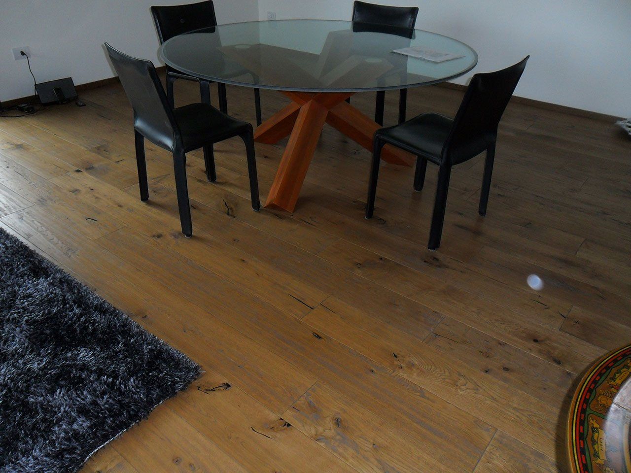 soggiorno con superficie in legno scuro