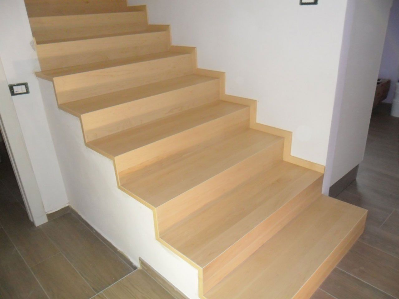 gradini scala interna rivestiti in legno chiaro