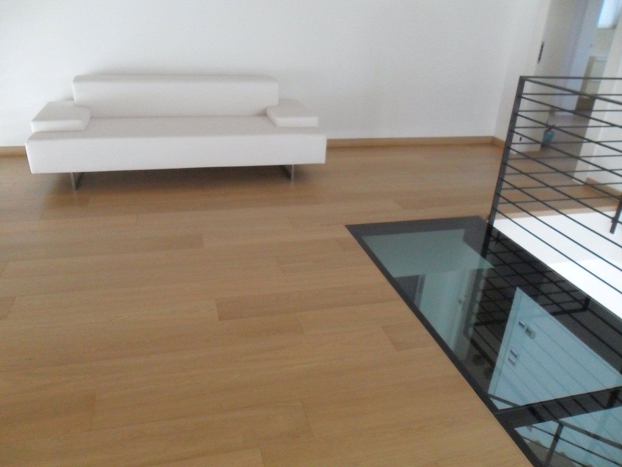 soggiorno moderno con superfici in legno