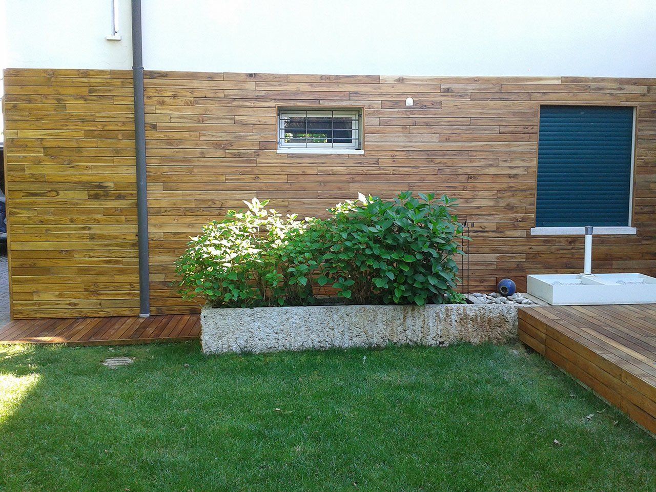 facciata villa con pannelli in legno scuro