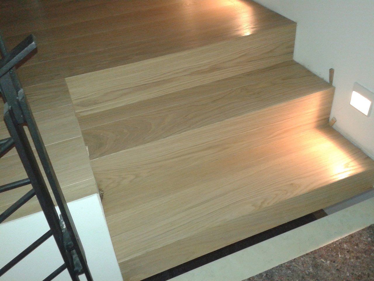 pavimento in legno chiaro