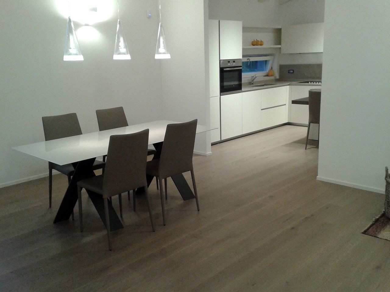 soggiorno abitazione in parquet scuro