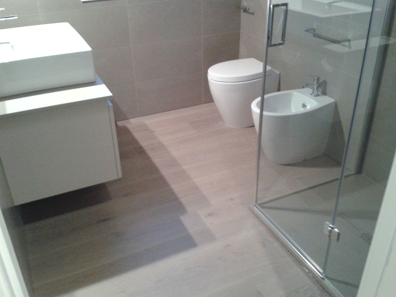 bagno moderno con pavimento in legno