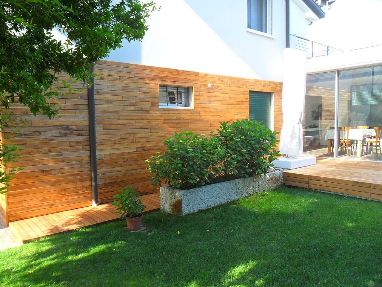 villa con parete rivestita in legno