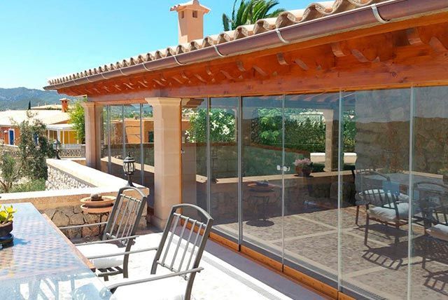 Ambiente domestico con grandi porte scorrevoli in vetro