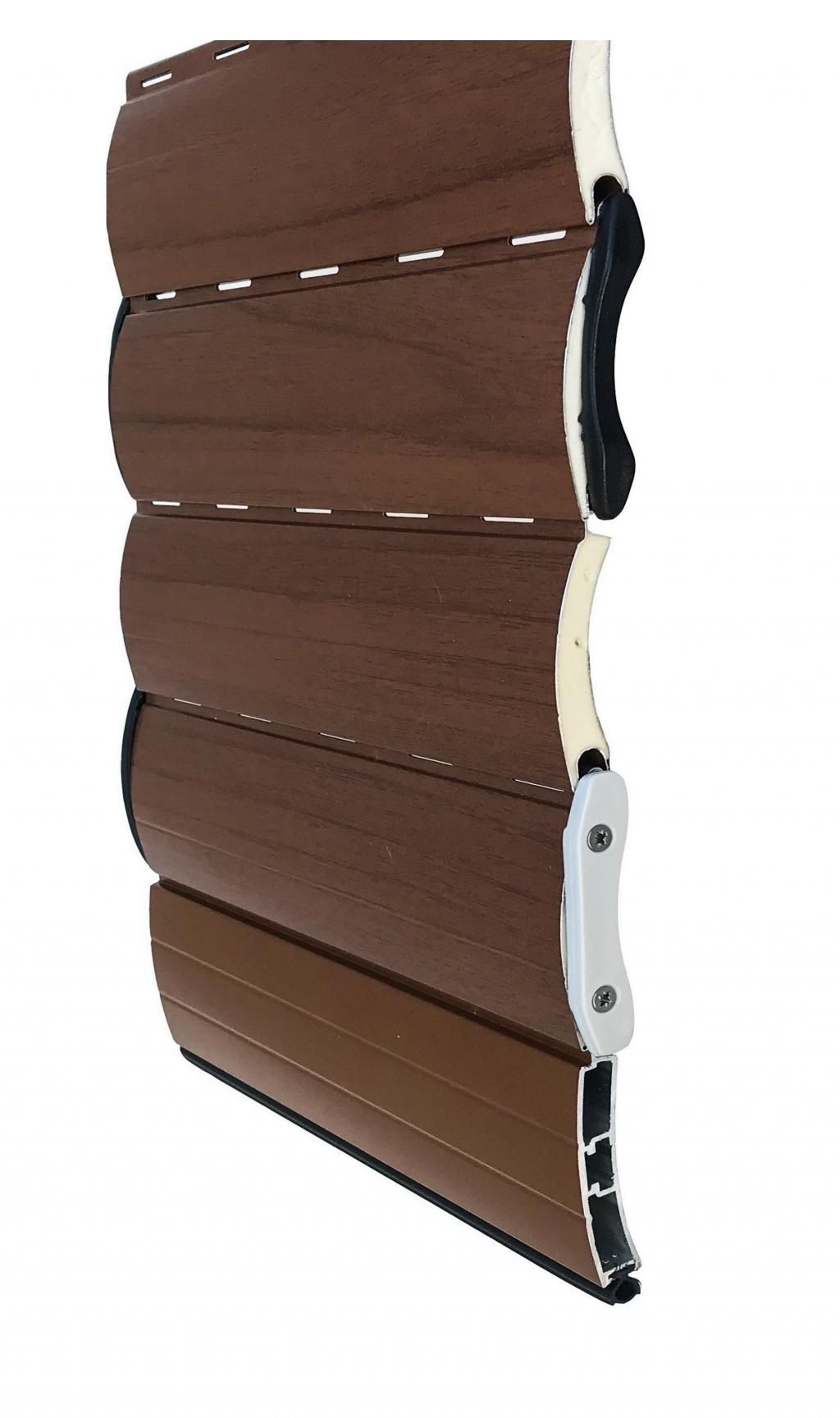 una chiusura di un otturatore marrone su sfondo bianco