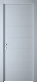 una porta bianca con maniglia su sfondo bianco.