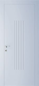 una porta bianca con maniglia in acciaio inossidabile su sfondo bianco.