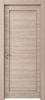 una porta di legno con maniglia su sfondo bianco.