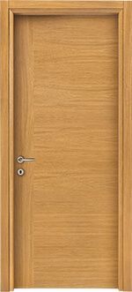 Porta in legno con profili verticali