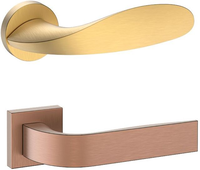 Dettaglio di maniglia lucida su porta scura