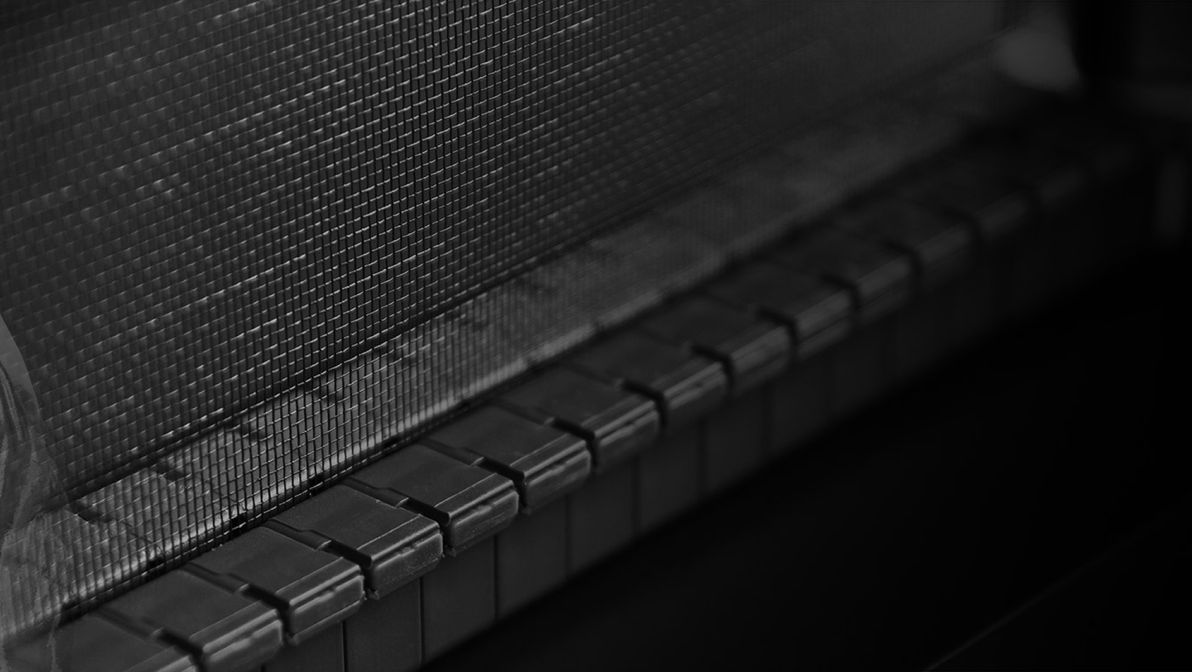 un primo piano della tastiera di un pianoforte in una foto in bianco e nero.