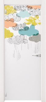 una porta bianca con sopra un dipinto di nuvole.