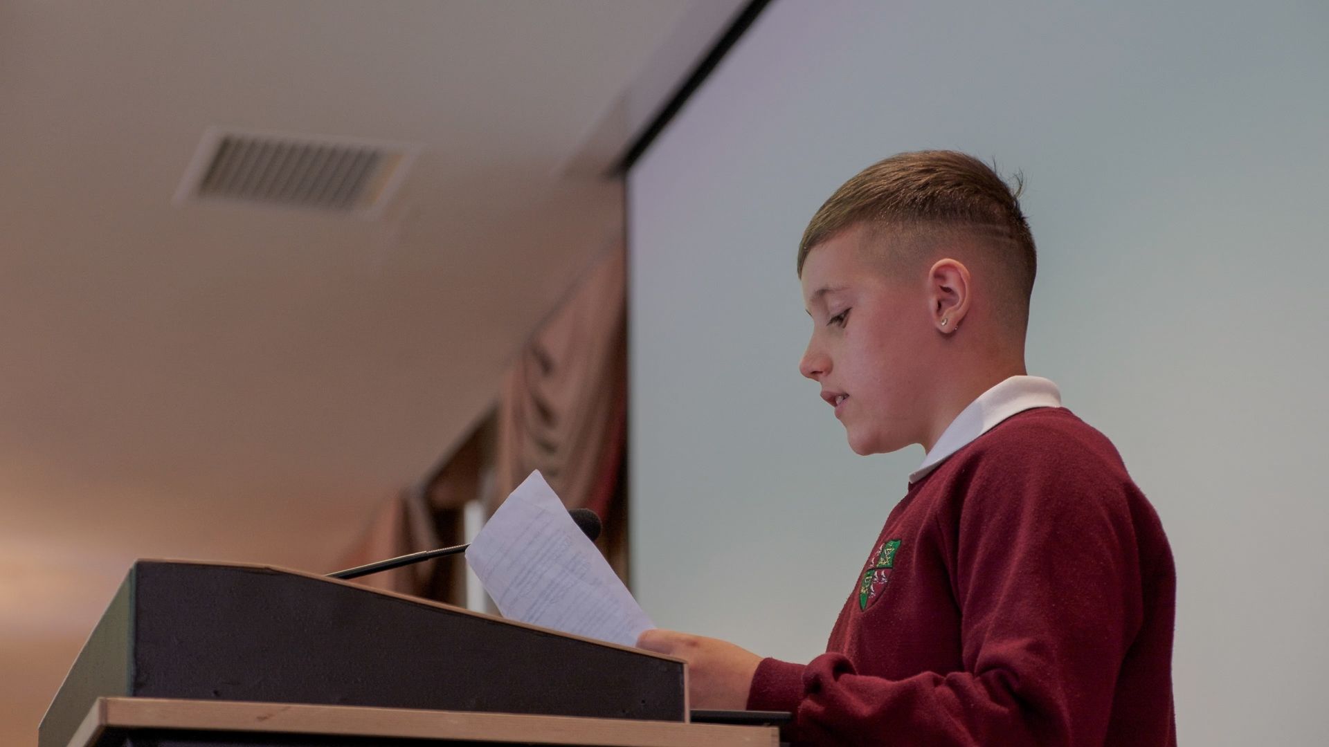 a man is giving a presentation in front of a large crowd