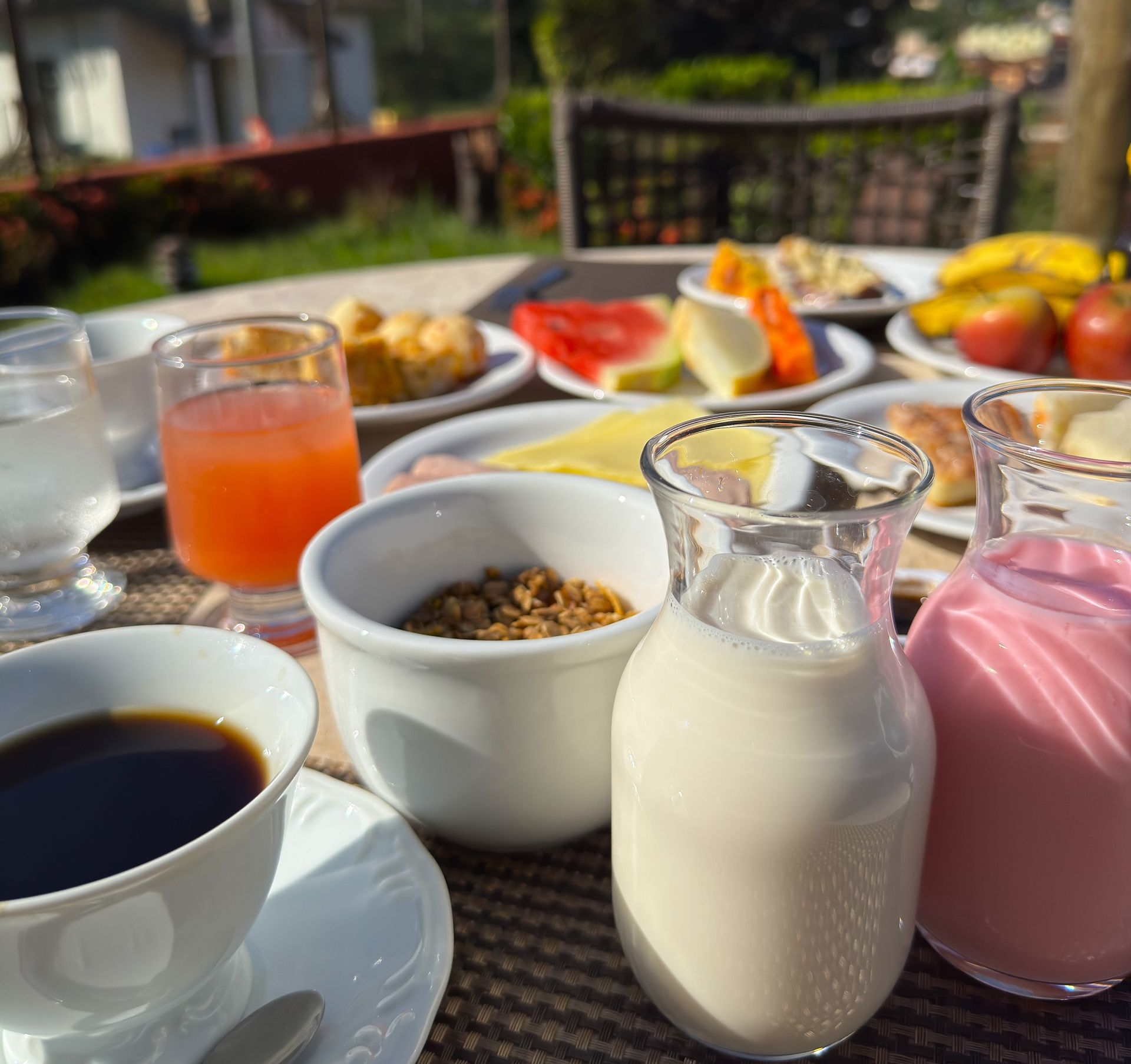 Uma mesa com taças de vinho e velas em um restaurante. Hotel Quadrado