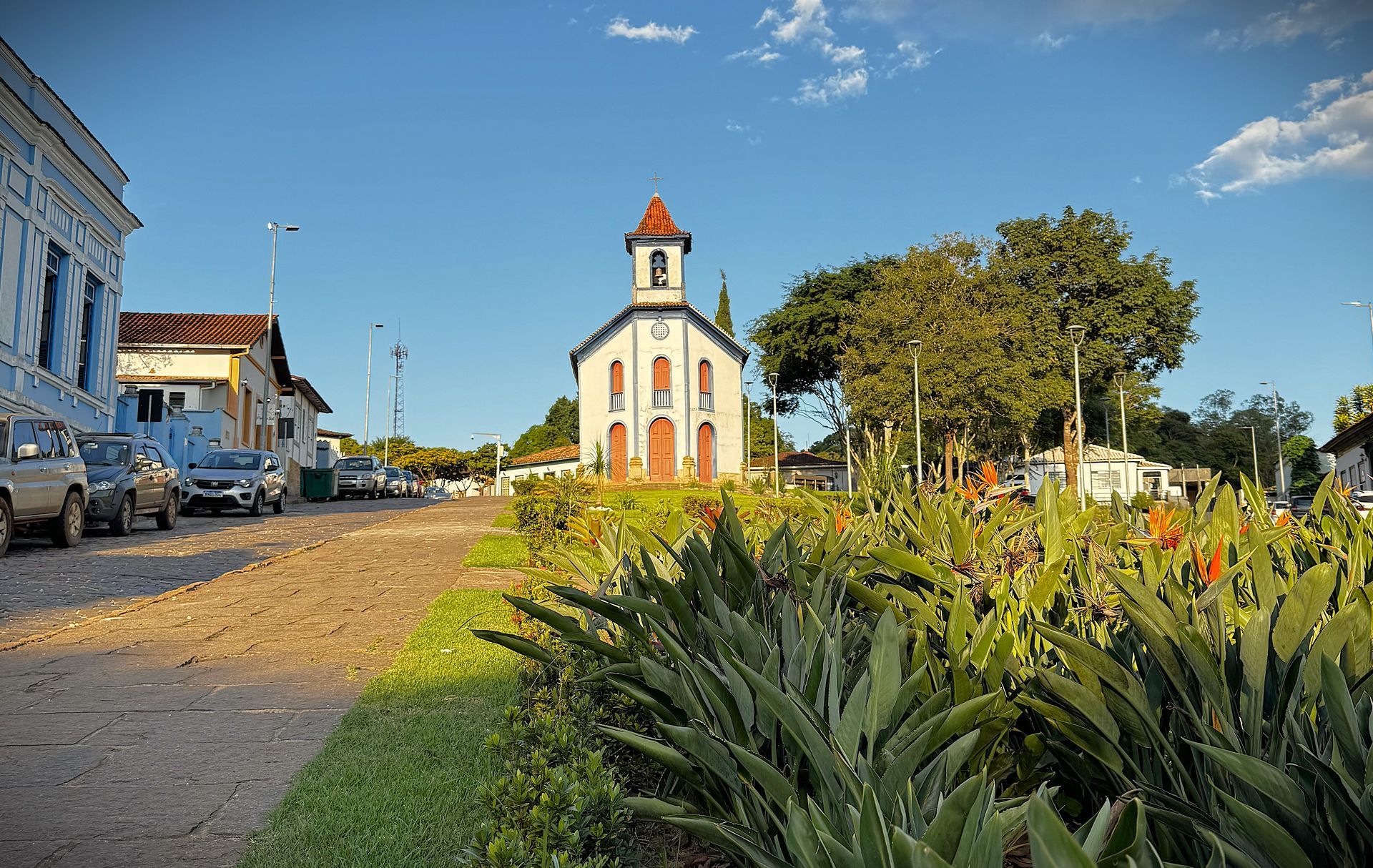 Um restaurante é iluminado à noite e tem uma passarela de pedra que leva até ele. Hotel Quadrado