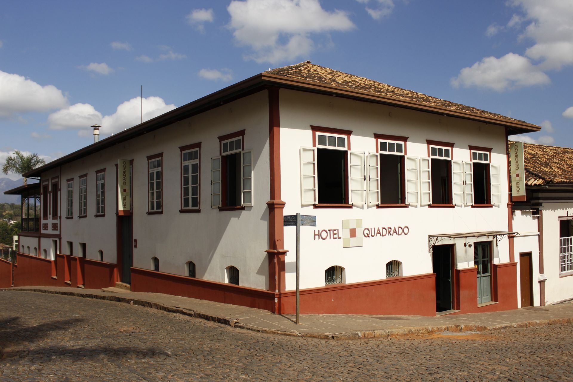 Um grande edifício branco com a palavra hotel nele Hotel Quadrado