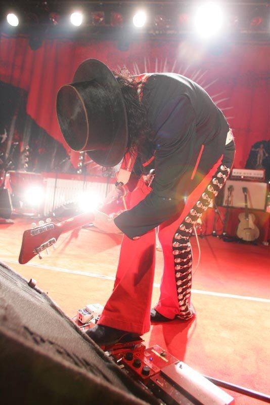 Jack White - Playing his airline guitar
