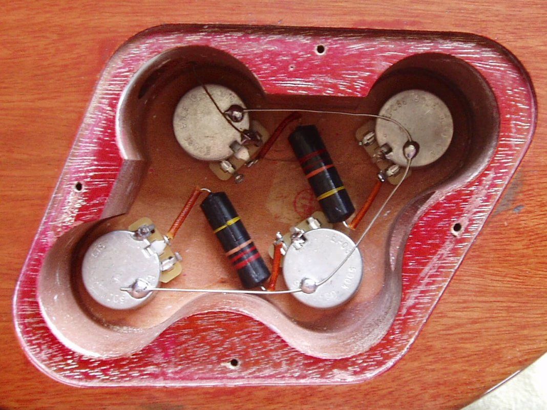 Gibson tone and volume controls in an original '50s Les Paul Standard