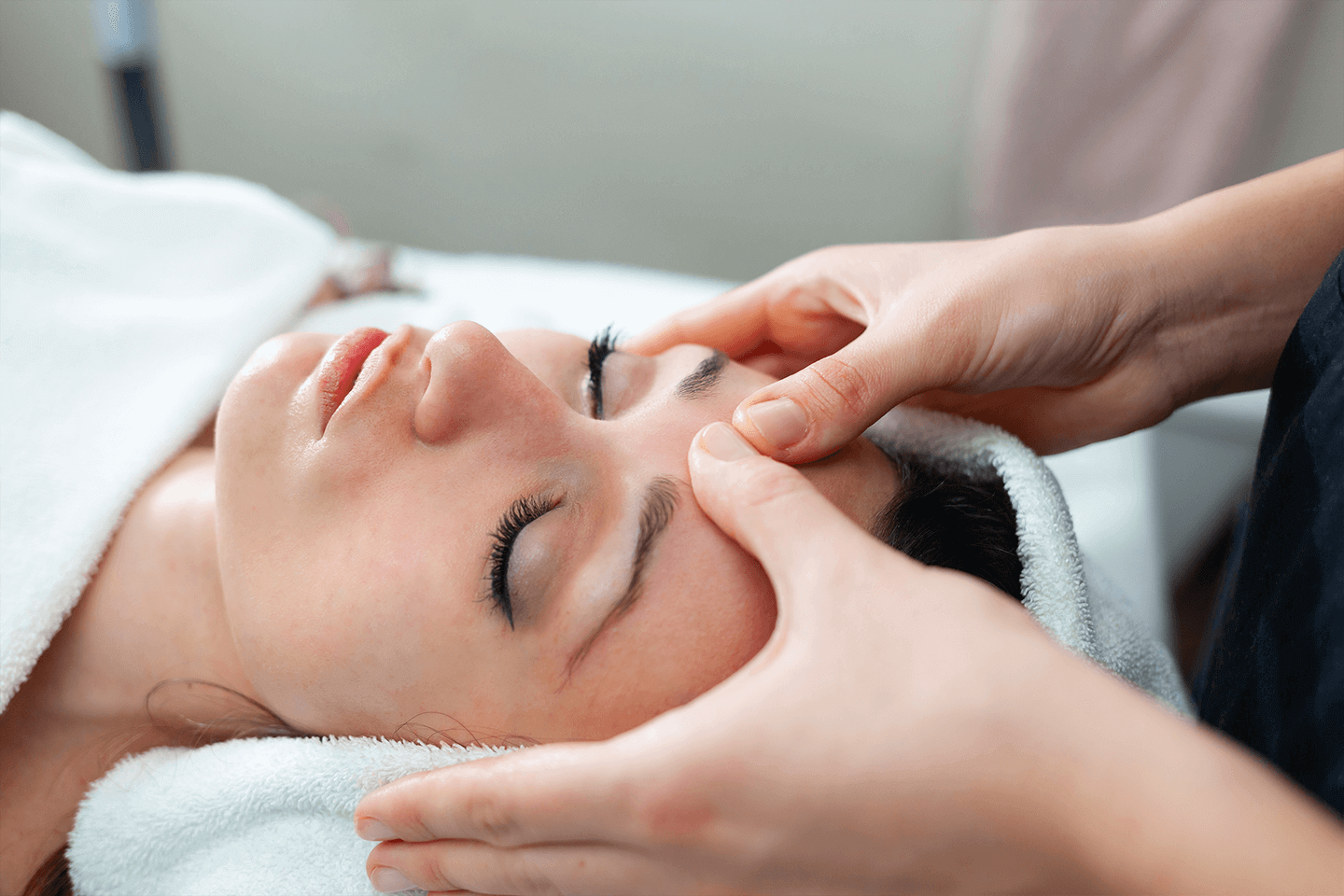 Massage Anti-Aging Facials