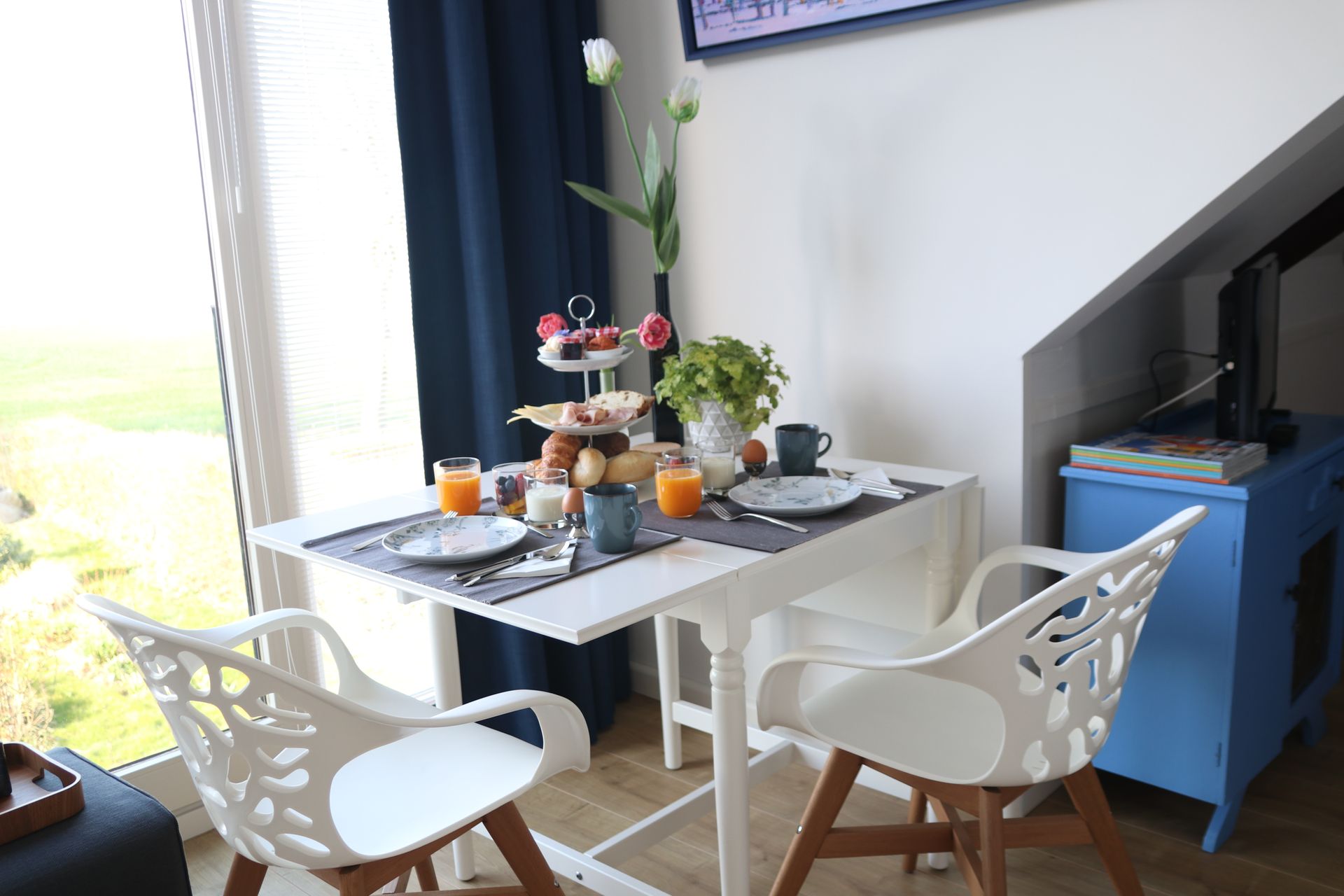 tafel en stoelen op de kamer om aan te ontbijten