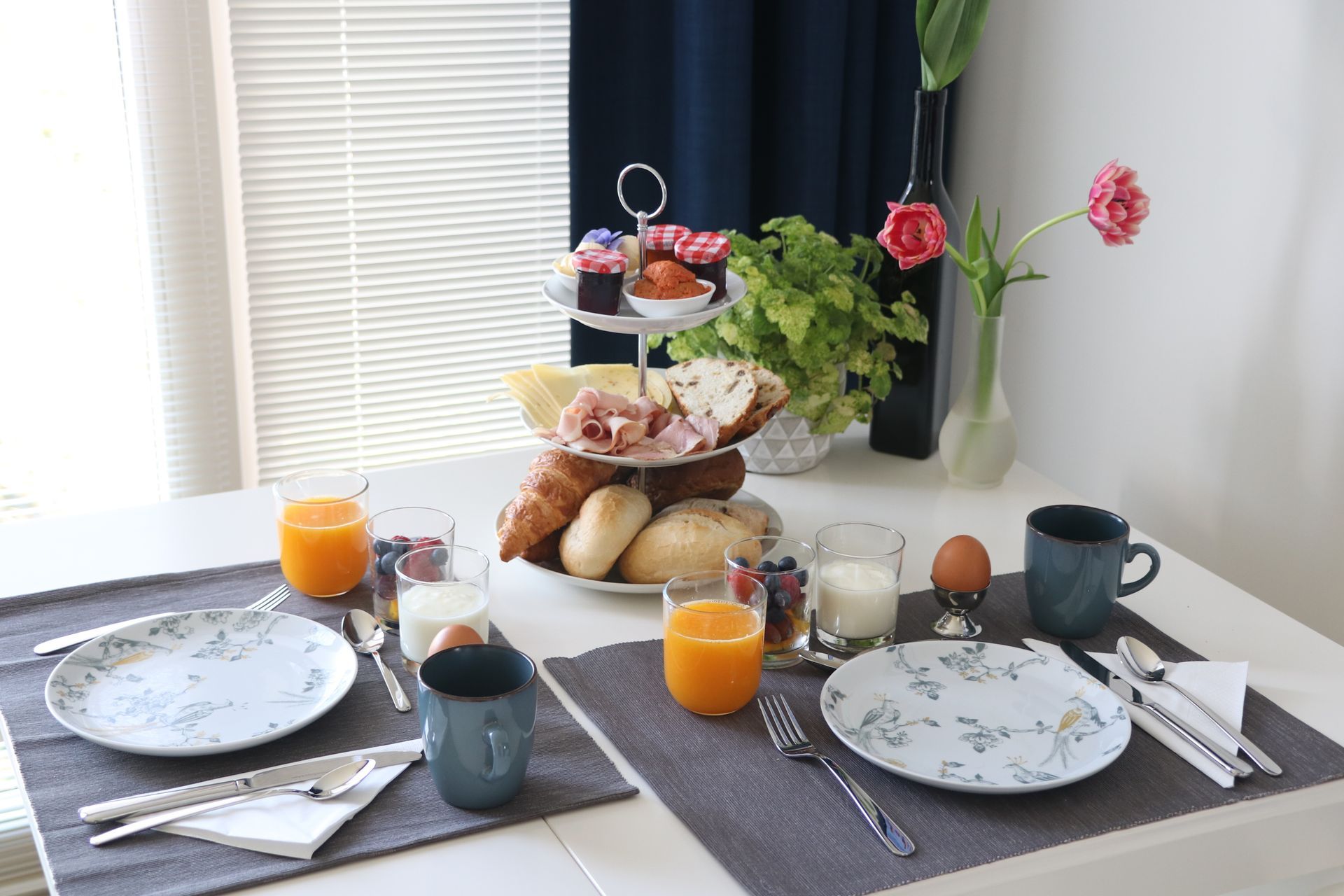 ontbijt met eigengemaakte en streekproducten