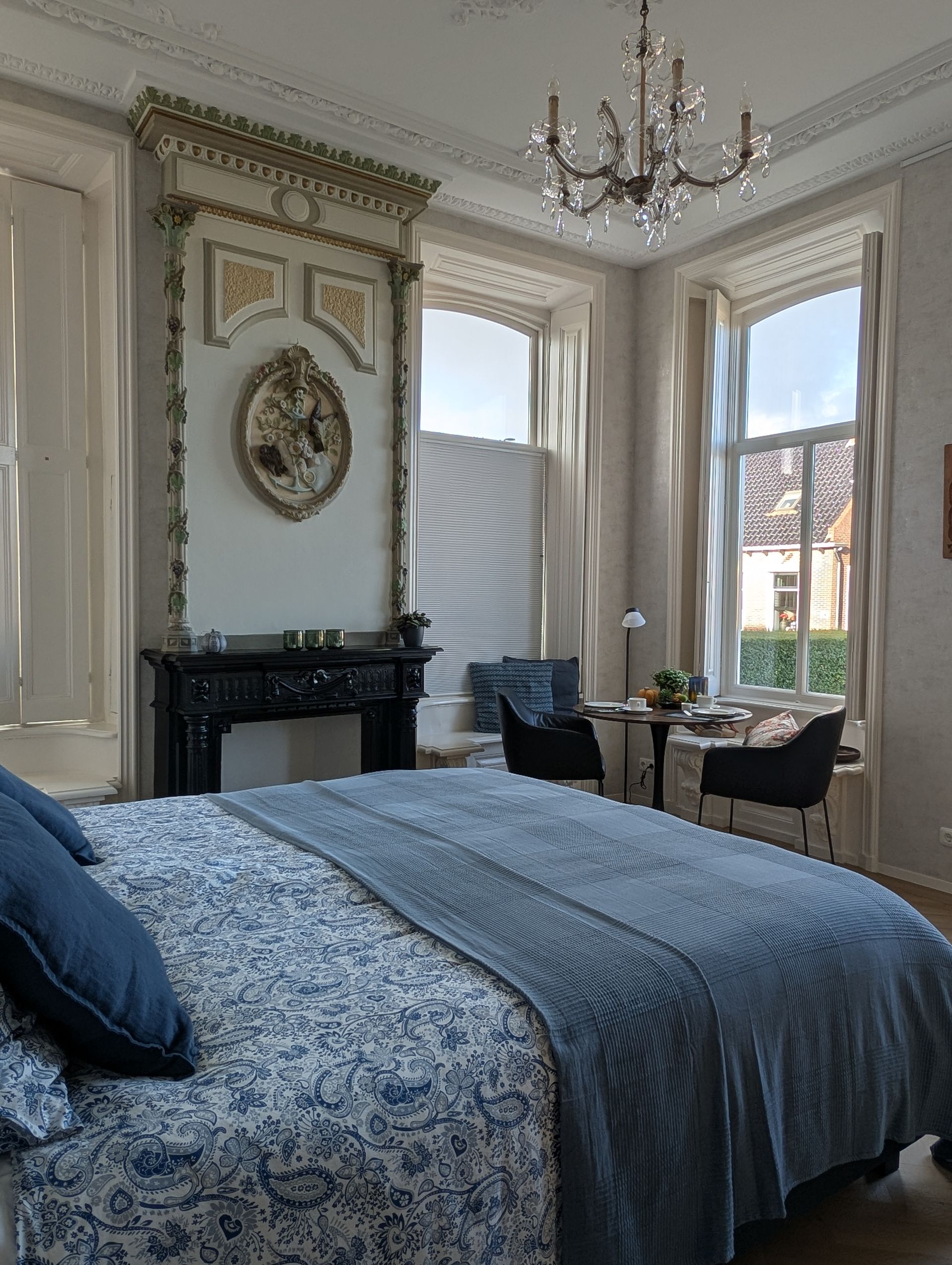 tafel en stoelen op de kamer om aan te ontbijten