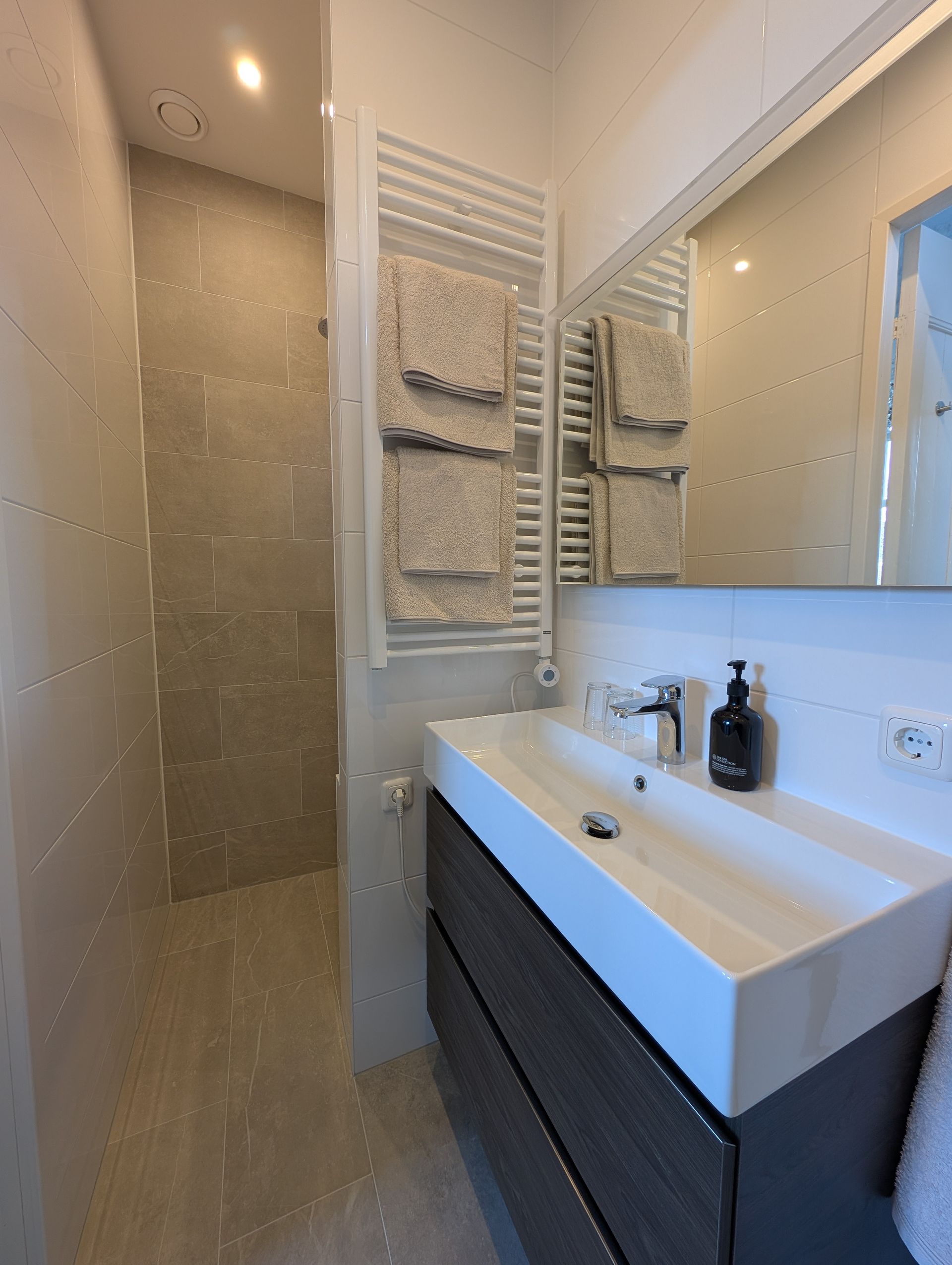 ontbijt met eigengemaakte en streekproducten