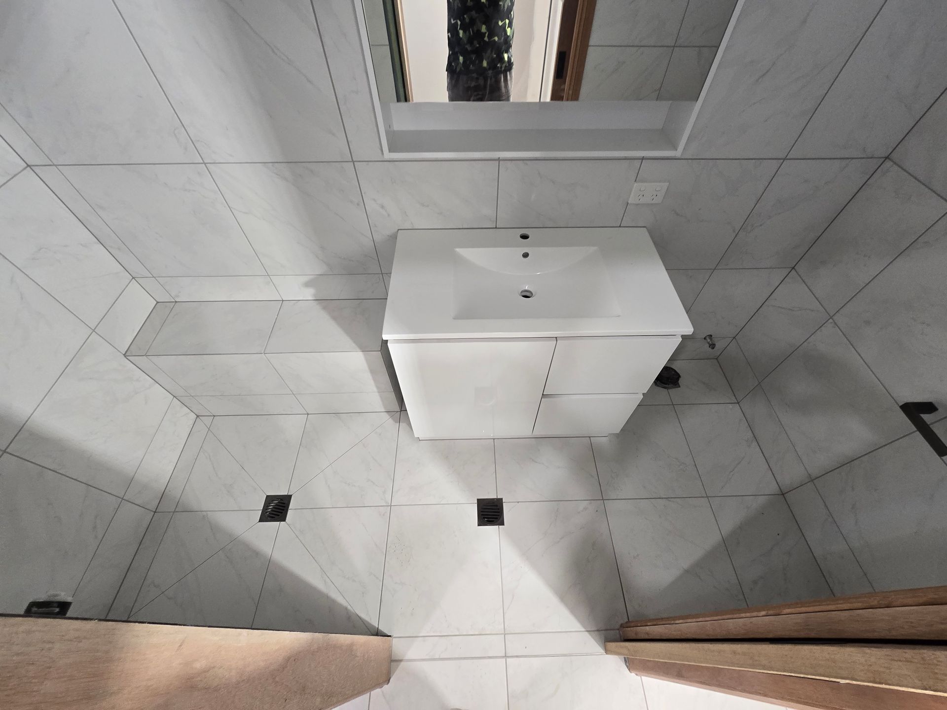 Modern White-tiled Shower With A Built-in Bench — David Son Tiling in Springdale Heights, NSW