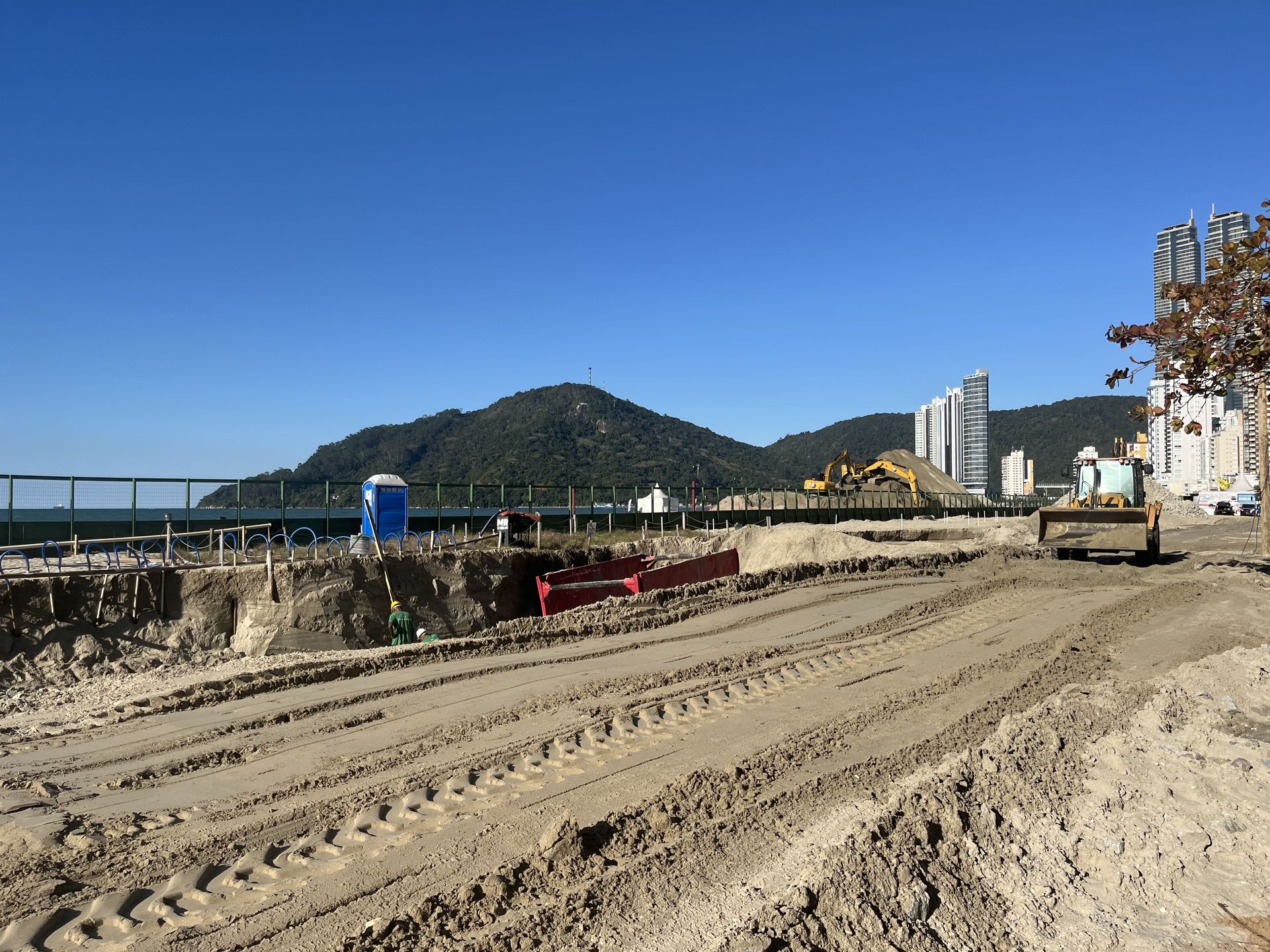 Reurbanização da orla da Praia Central avança com a construção do muro de proteção costeira