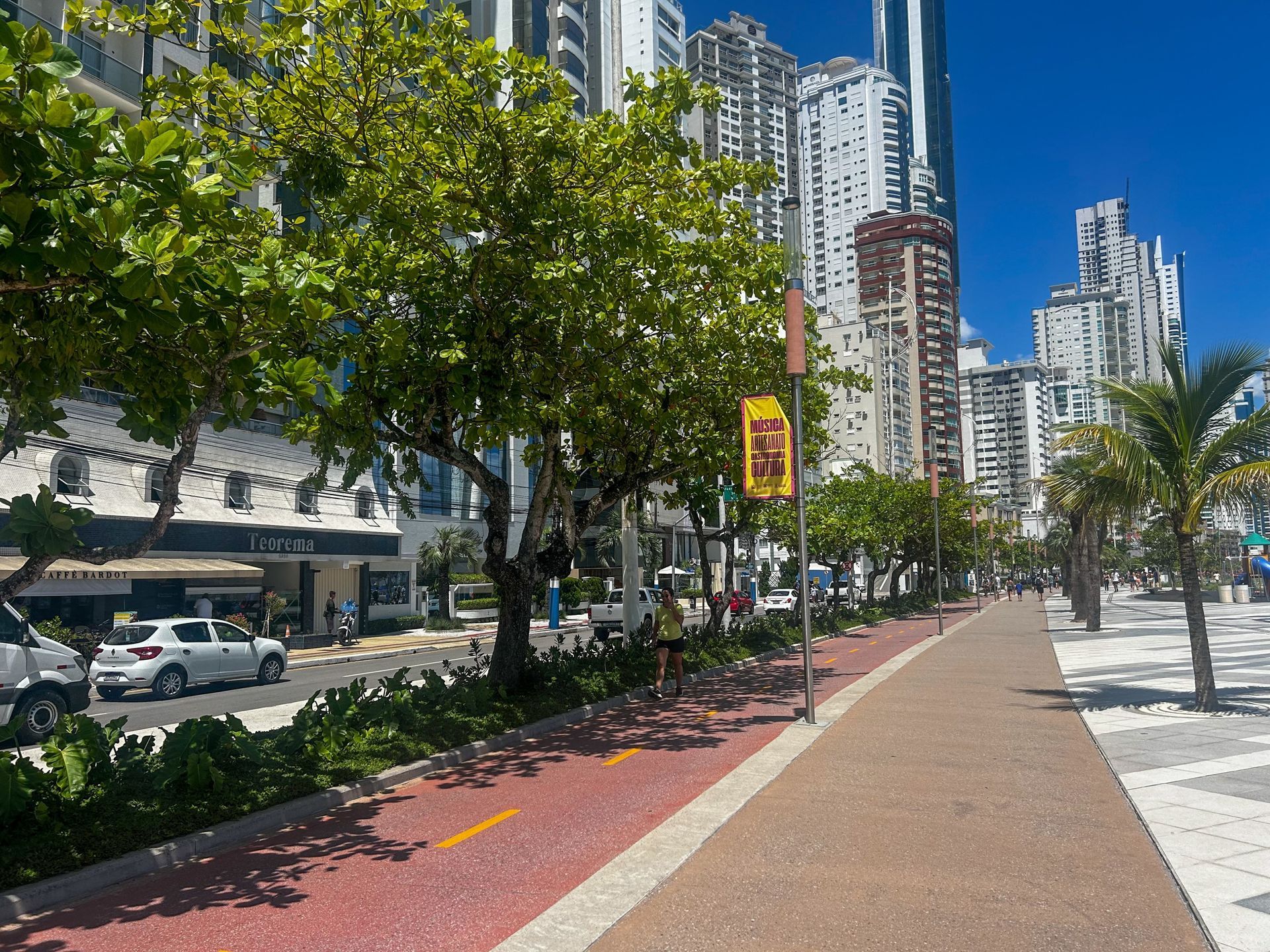 Ordem de serviço para obra de paisagismo da nova orla da Praia Central é assinada