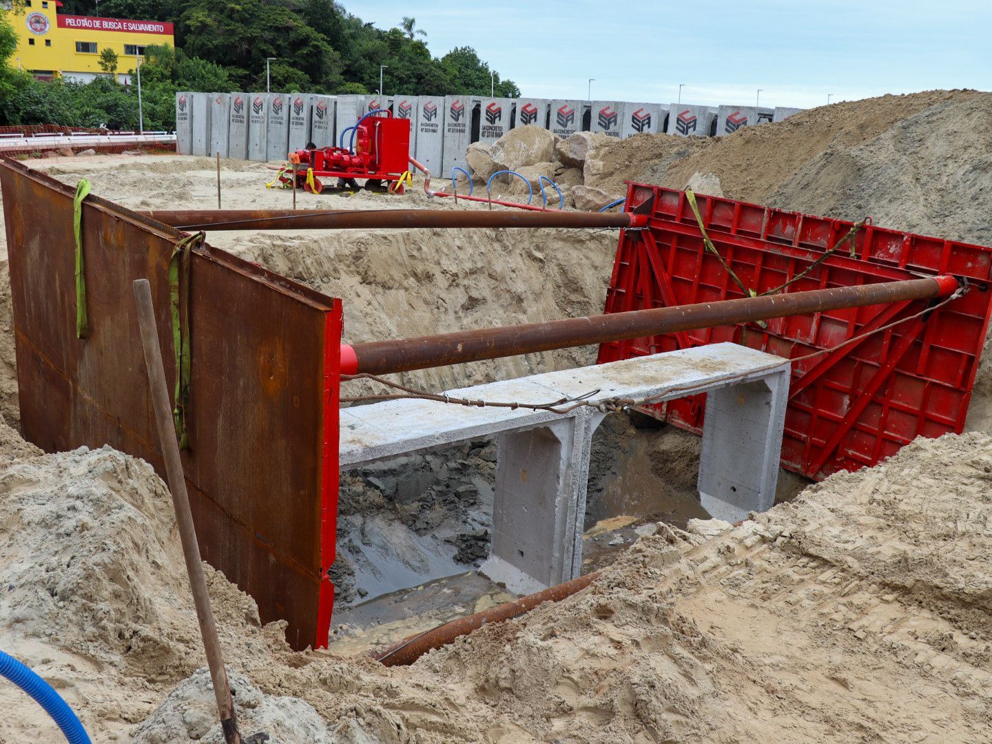 Obra de macrodrenagem