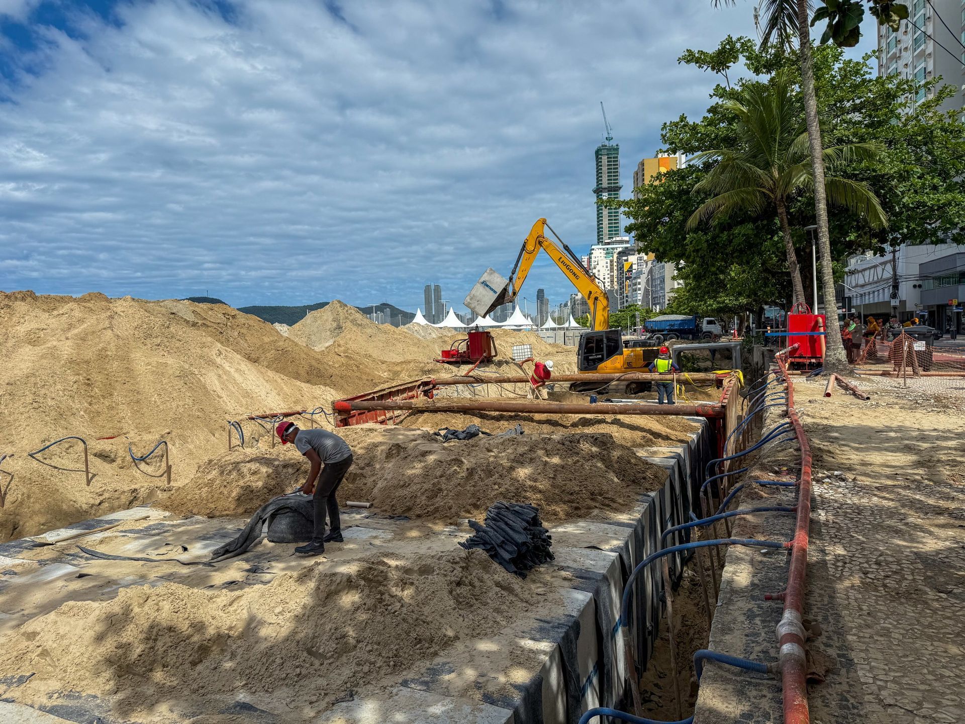 Execução da obra da macrodrenagem avança na Av. Atlântica com a Rua 1001