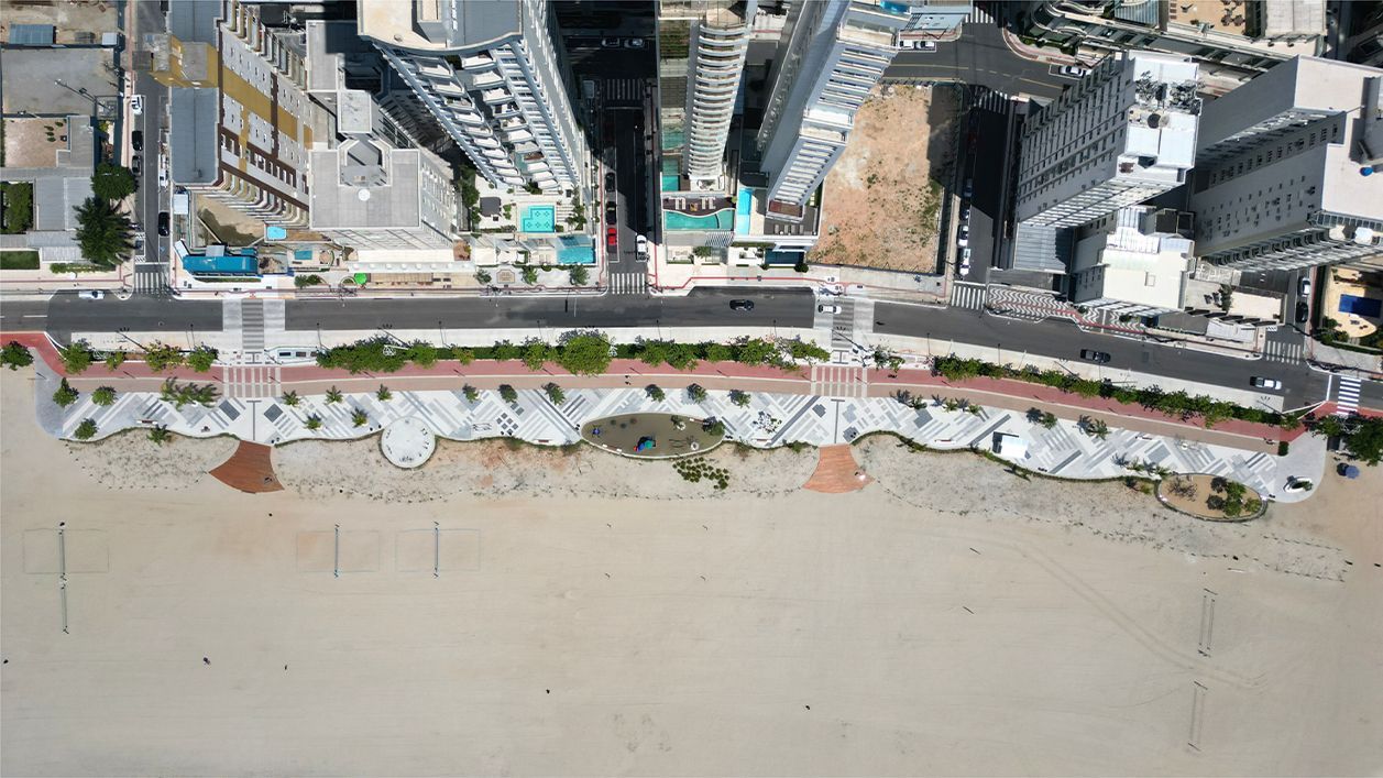 Uma vista aérea de uma cidade com uma praia e edifícios.