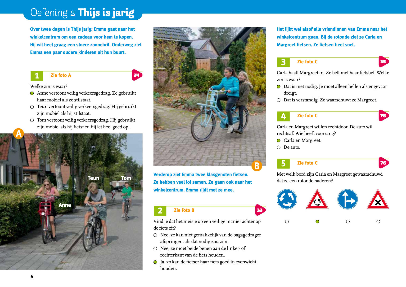 Twee kinderen fietsen door een straat.