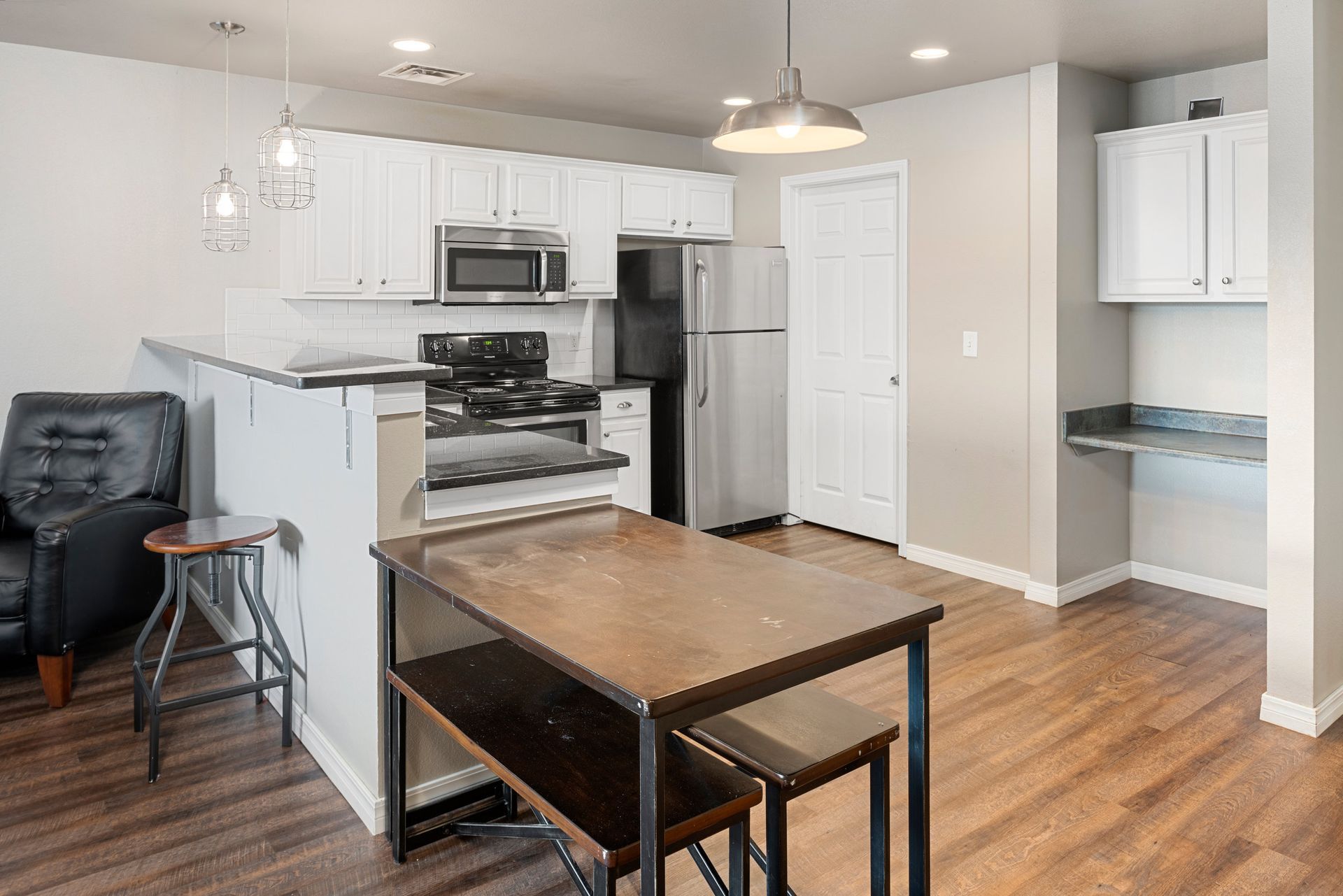 Dillon Park kitchen photo from bar perspective