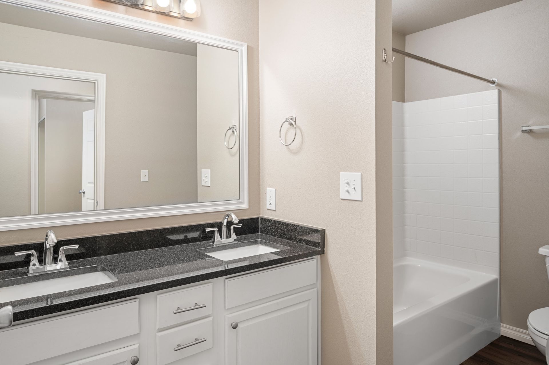 Dillon Park bathroom photo 2