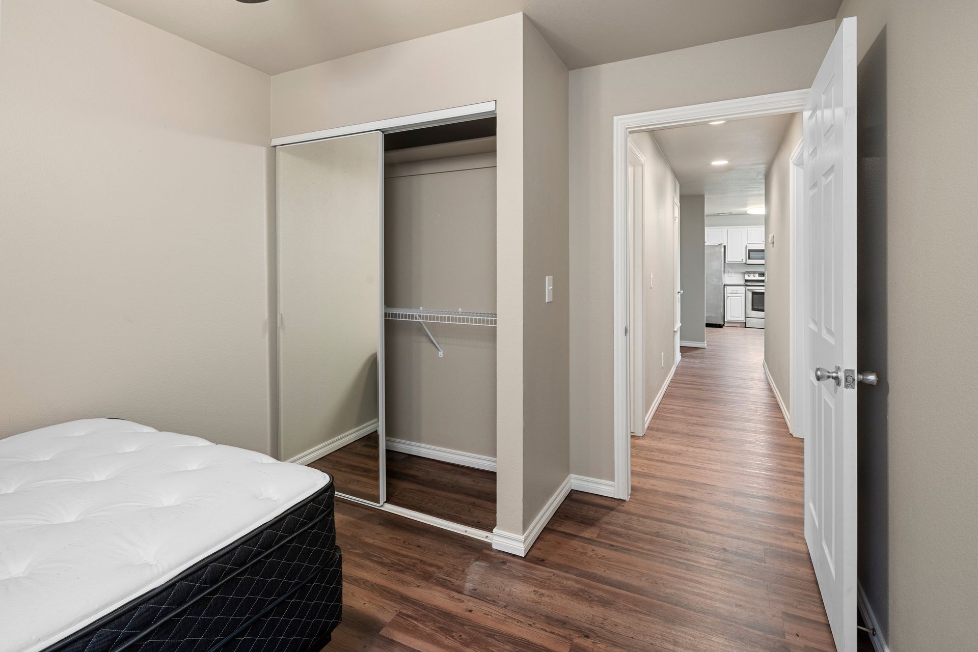 Dillon Park bedroom photo 2