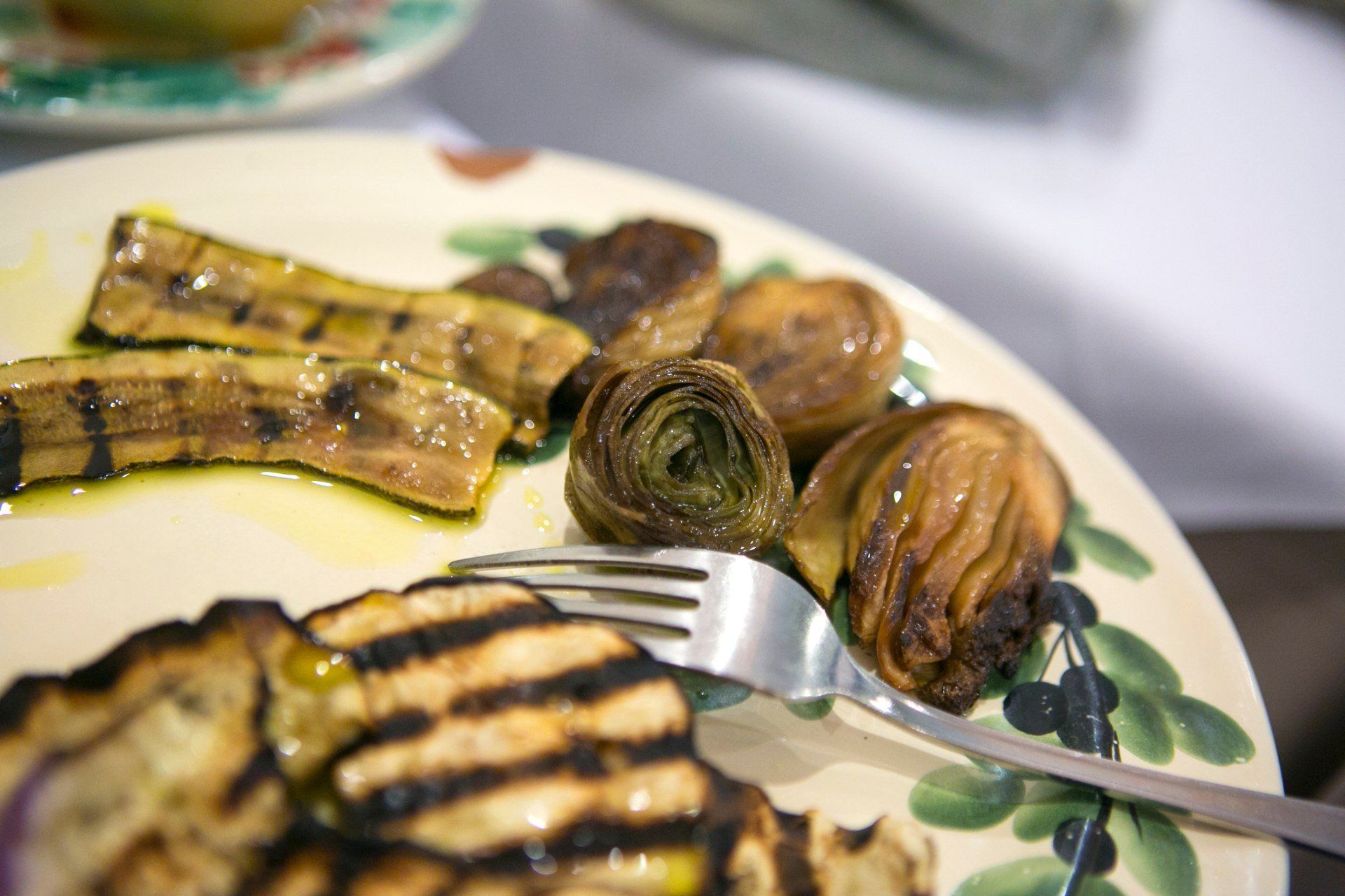 Melanzane, zucchine e carciofi grigliati sottolio